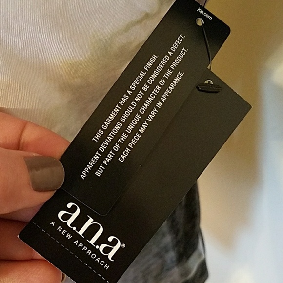 NWT Modern Unique Graphic Tee - Picture 5 of 6